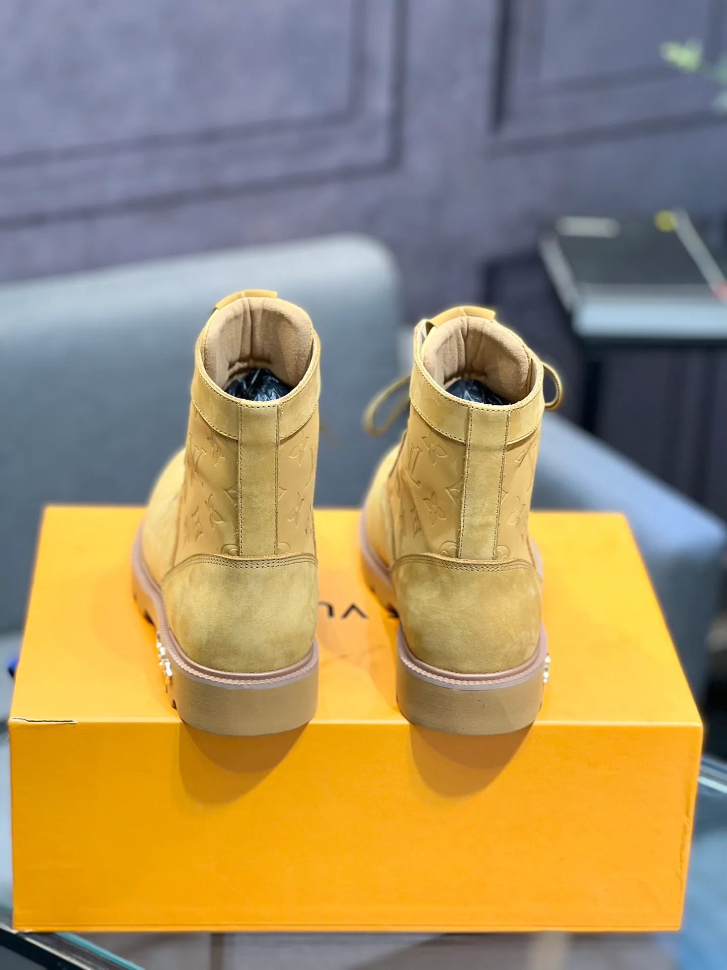 Men's shoes 💰920 L Home - the latest LV men's business casual boots, luxury and nobility are a must. They are all made of imported original first-layer cowhide, just to create a more comfortable wearing experience. ➕Top imported water-dyed full cow lining, original high wear-resistant outsole! 👏👏 Size: Male 39-44; (38 45 46 customized)